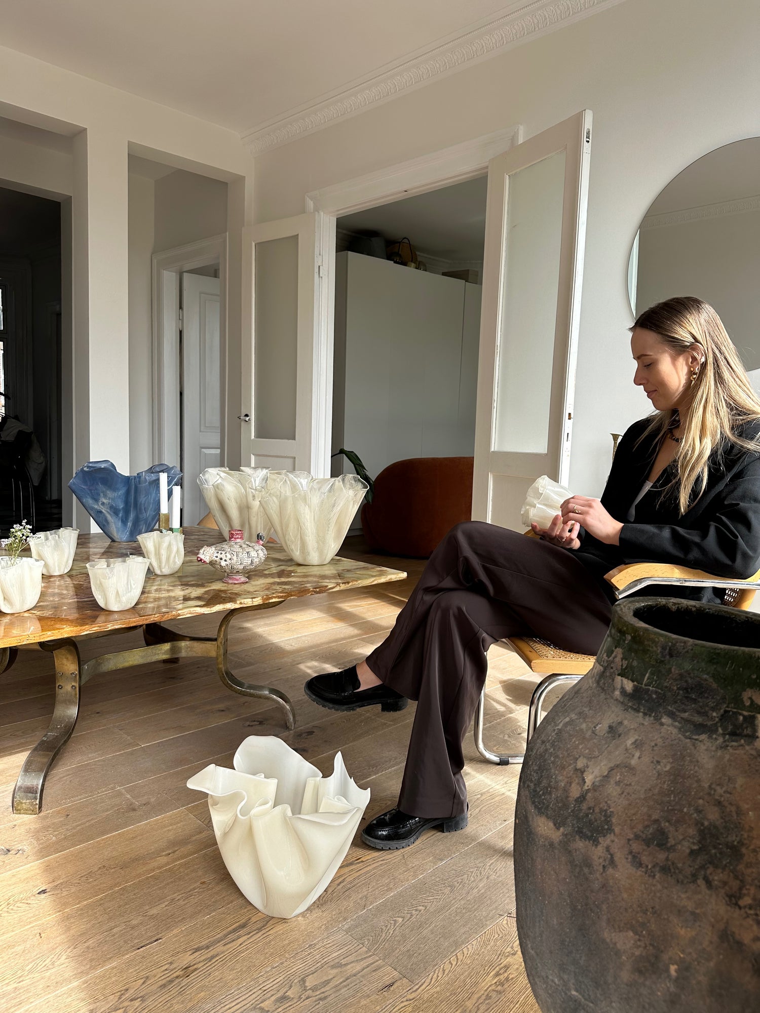 Original kunst af biobaseret resin original som dansk interior design i form af en stor vase eller skulptur i organiske former hos waves studio