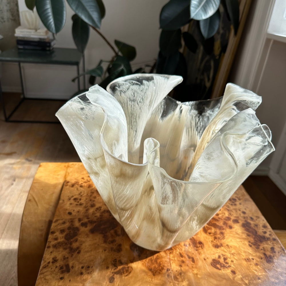 AURA sculptural vase | Artistic interior in bio-based resin