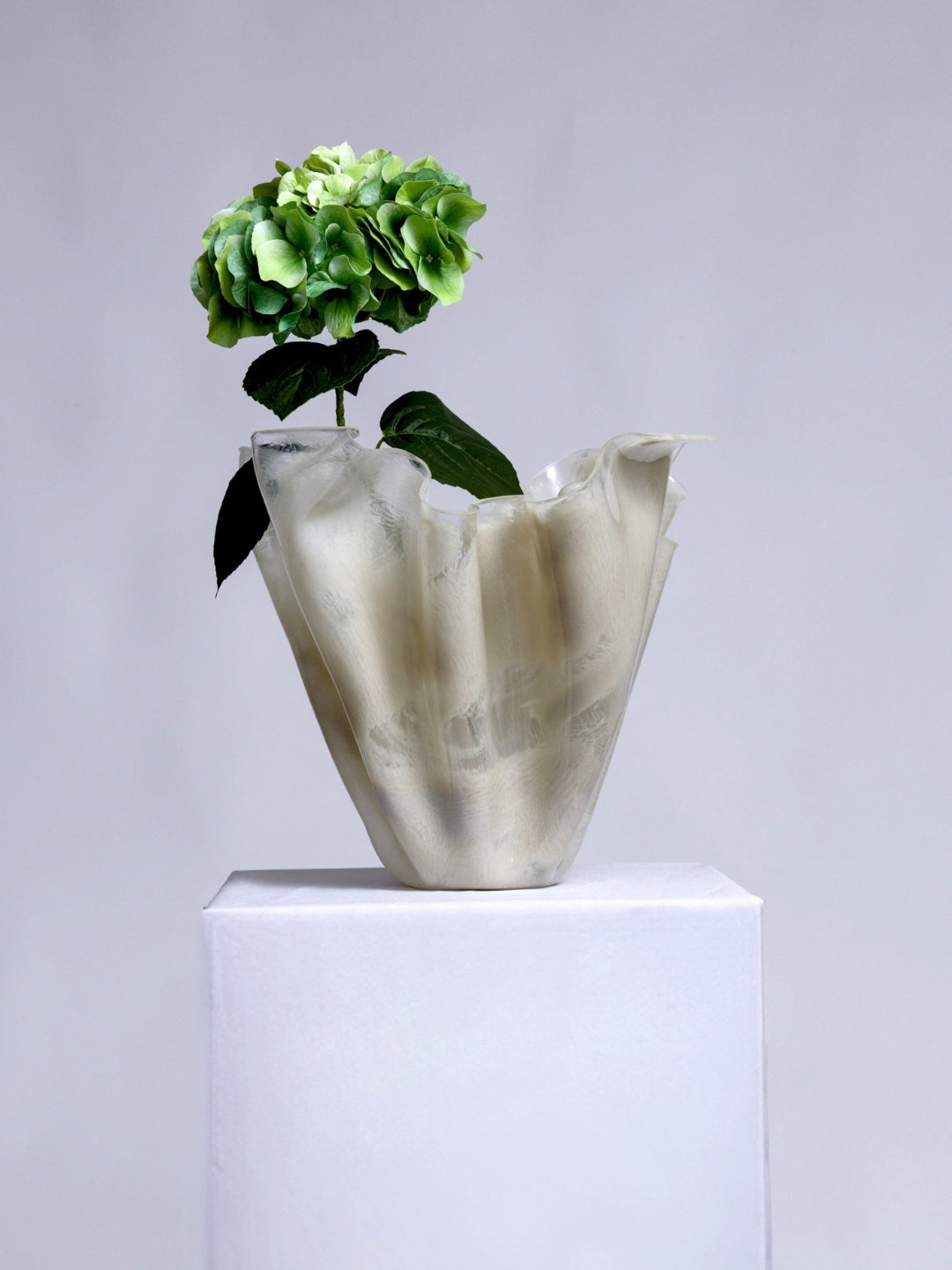 花瓶・フラワースタンド SCULPTURAL FLUIDITY - Aura Vase AURA sculptural vase | Artistic interior in bio-based resin
