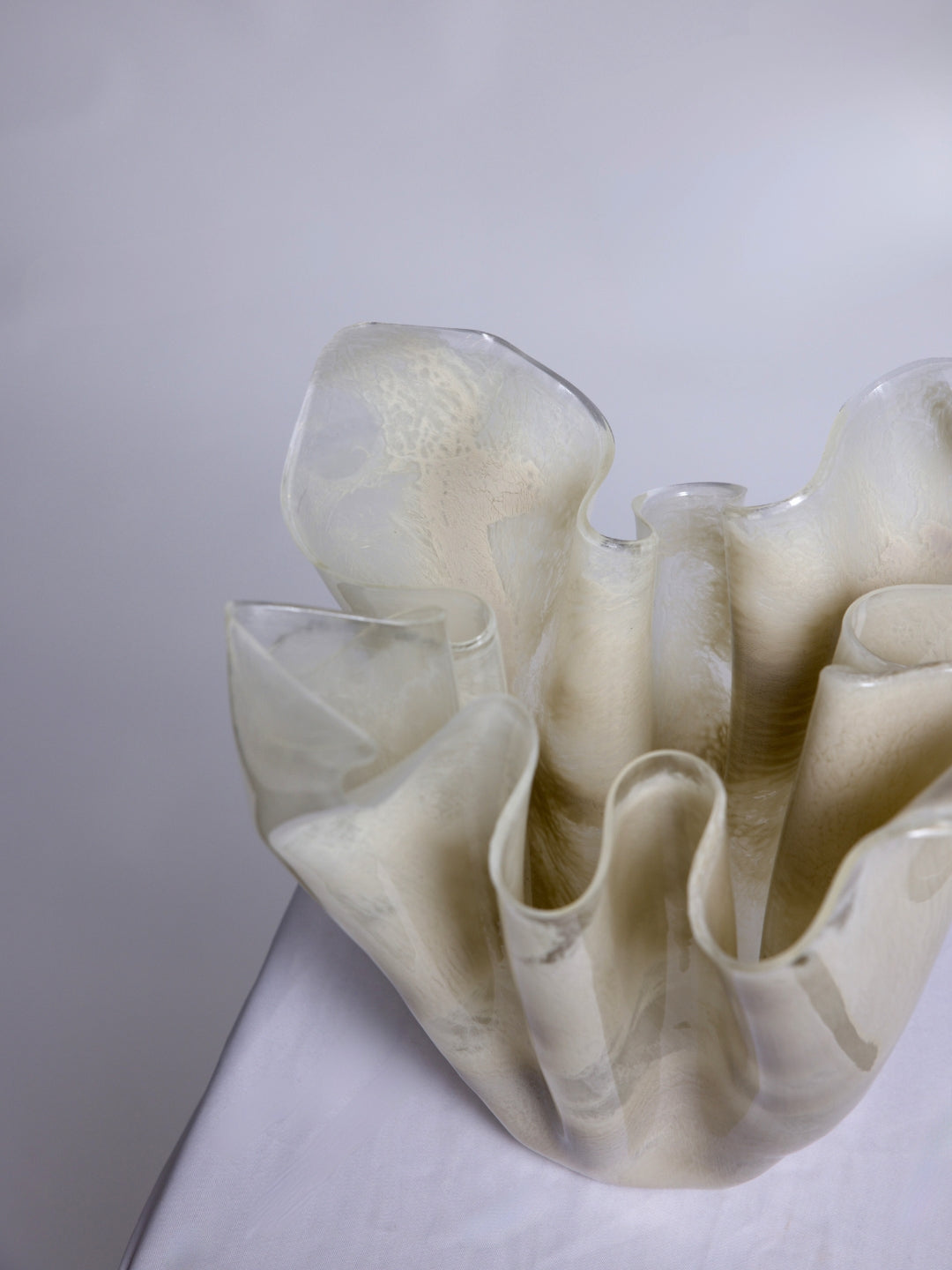 AURA sculptural vase | Artistic interior in bio-based resin