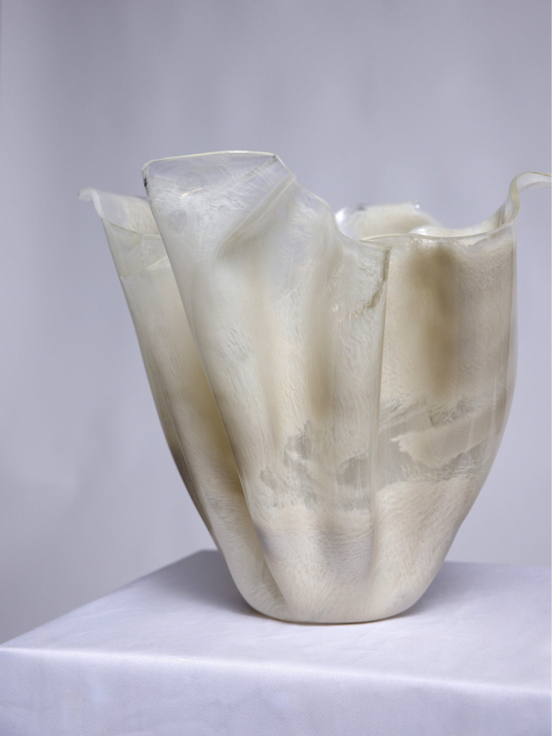 AURA sculptural vase | Artistic interior in bio-based resin